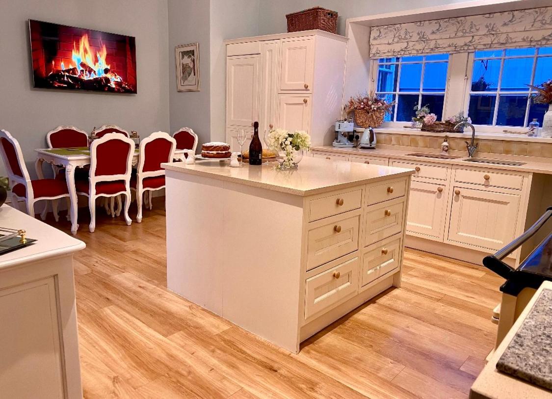 Maybole Private Room & Bathroom In Manor House מראה חיצוני תמונה